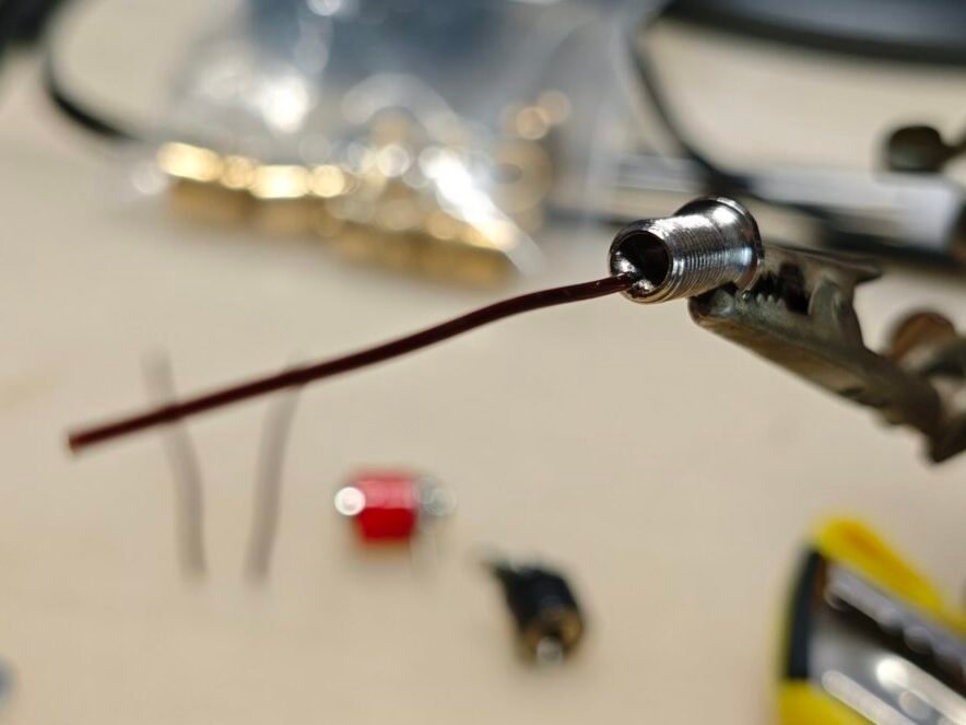 a short piece of enamel wire soldered onto a banana jack