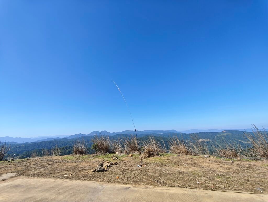 the antenna is swing in the wind full view