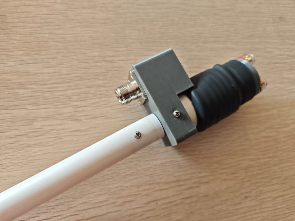 2m loop antenna base mounted on a 20mm-diameter PVC pipe