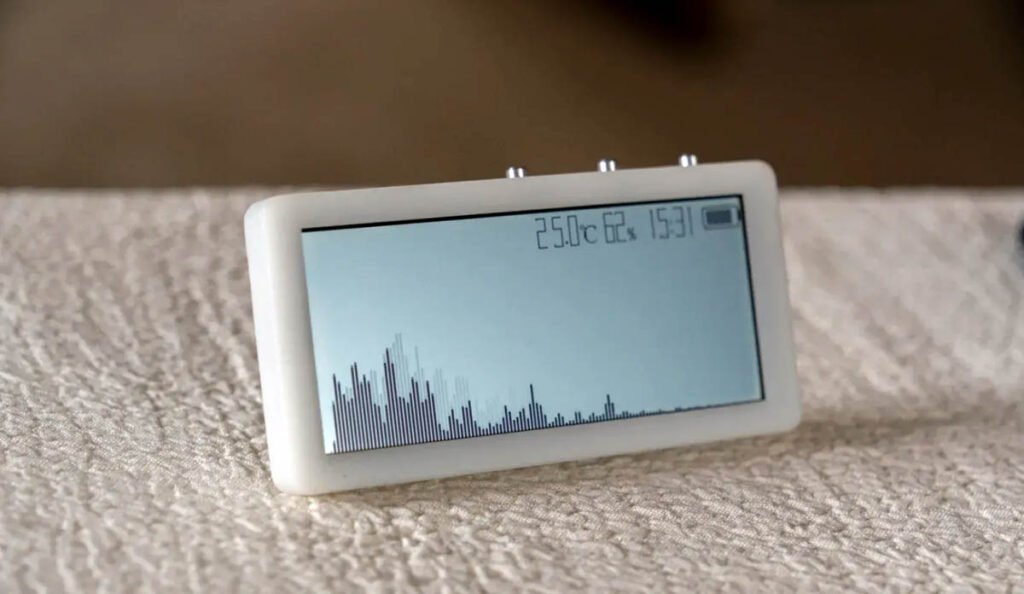 Low-power music spectrum clock displaying real-time audio visualization bars